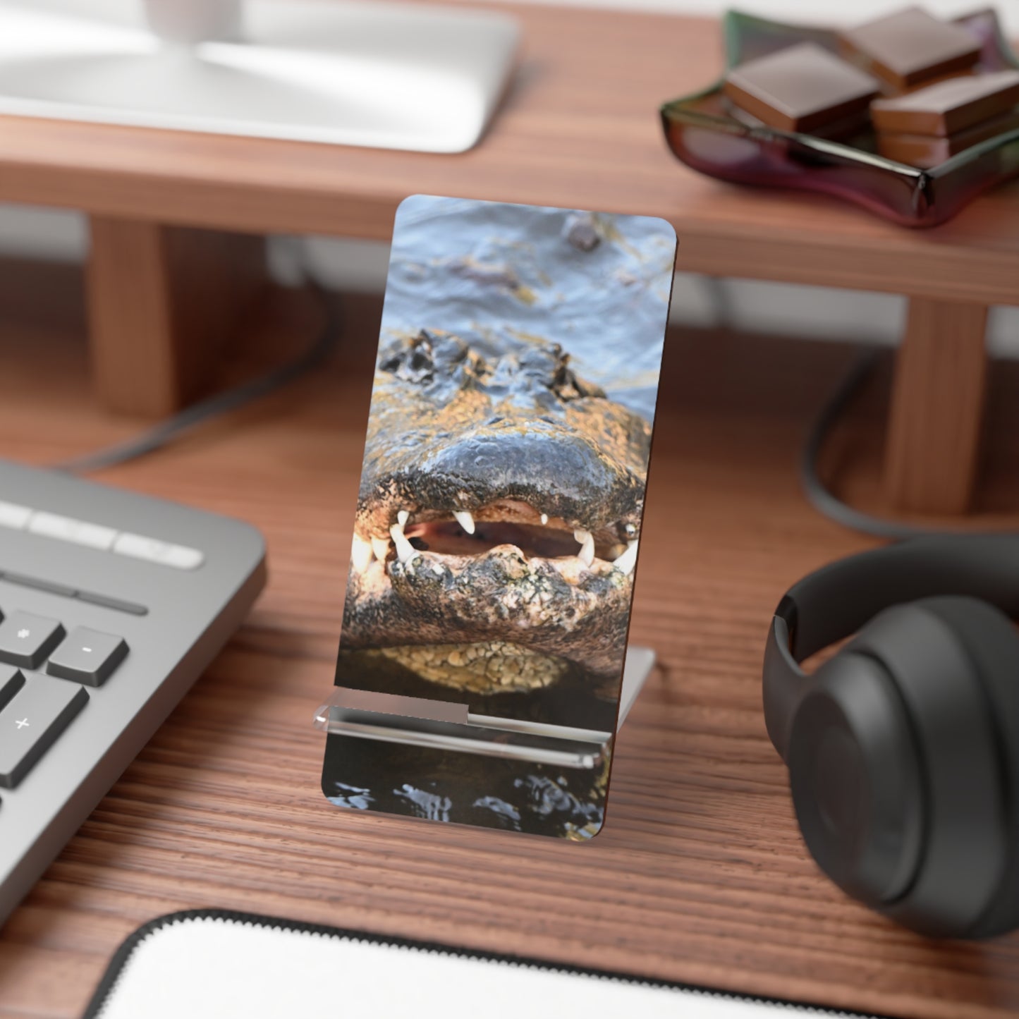 Acrylic Phone Stand with Alligator Photo – Wildlife Smartphone Display